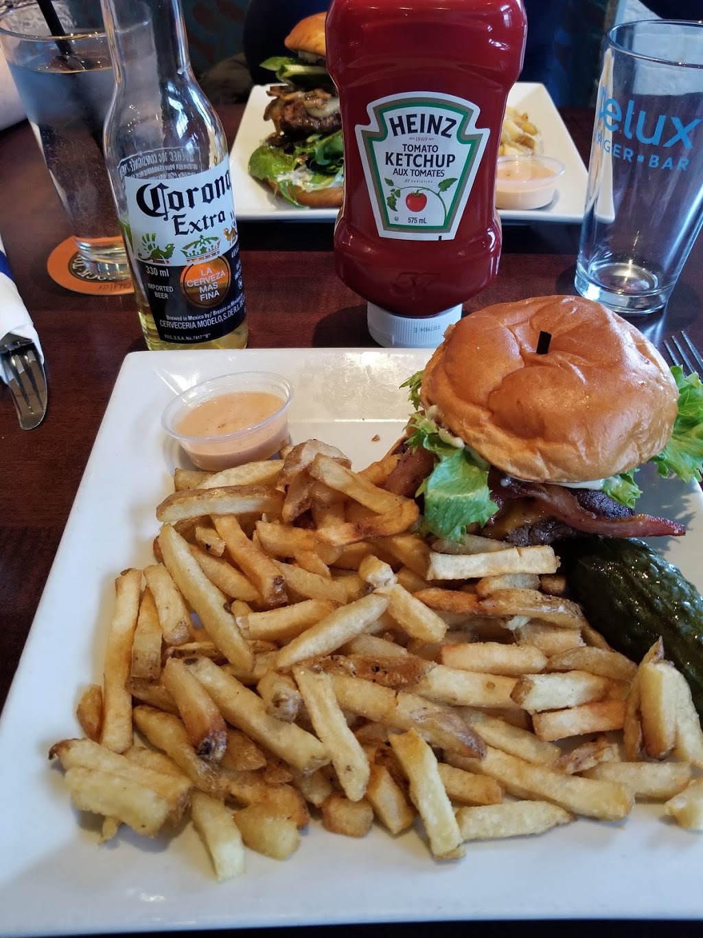 Delux Burger Bar | 9682 142 St NW, Edmonton, AB T5N 4B2, Canada | Phone: (780) 420-0101