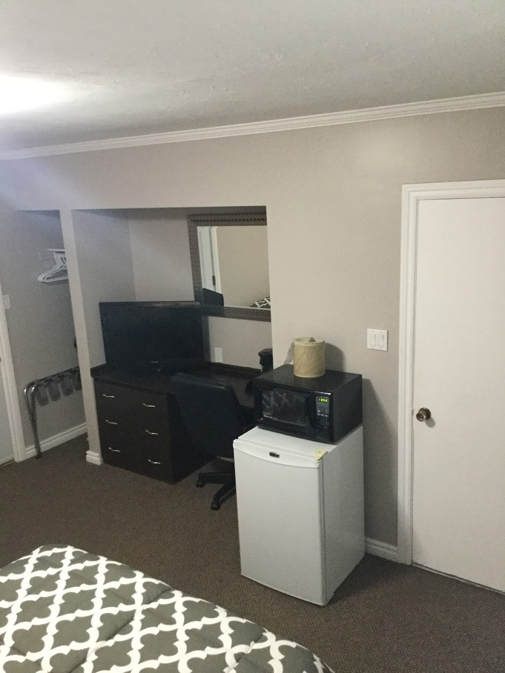 INN ON 6TH | 896 6th St E, Owen Sound, ON N4K 1G8, Canada | Phone: (519) 376-3510