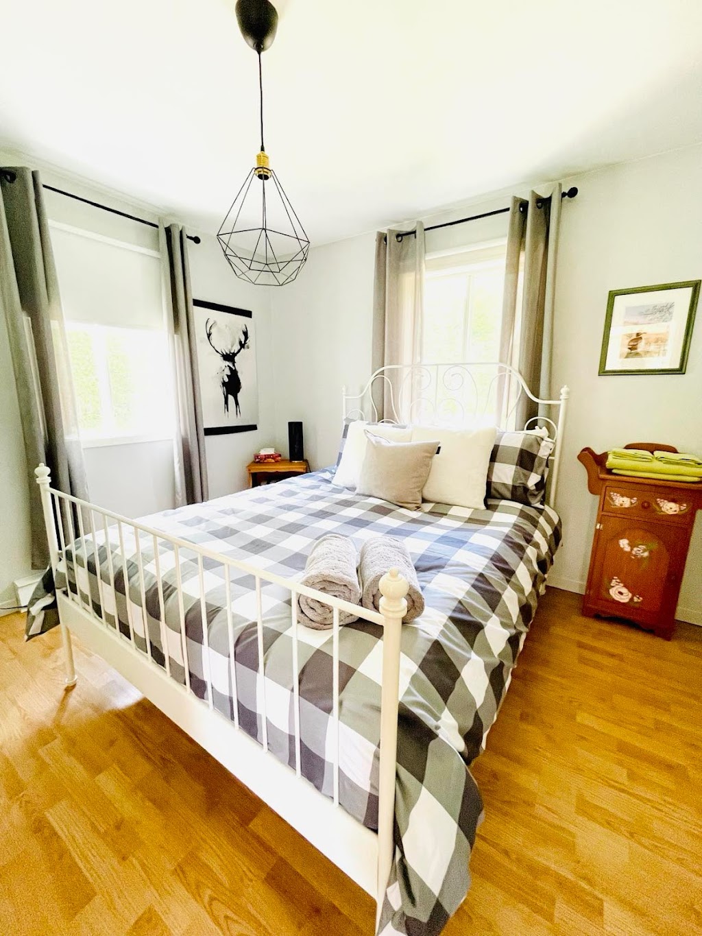 Chalet Le Sizerin | 1120 Chem. du Lac Ste Rose N, Mandeville, QC J0K 1L0, Canada | Phone: (514) 953-7927