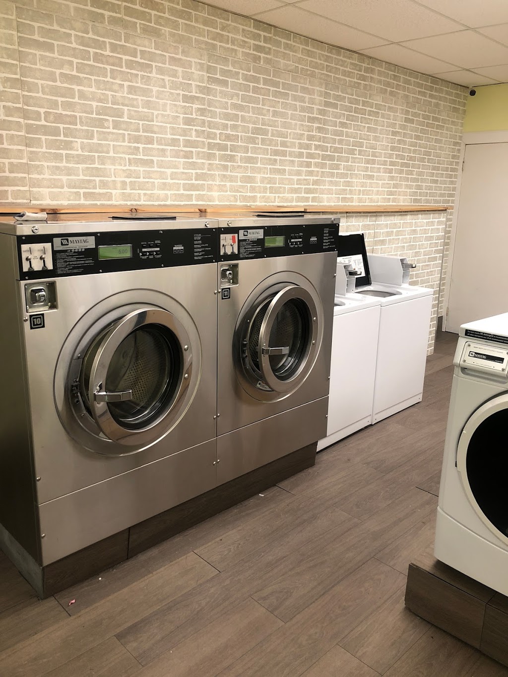 Fresh Suds Laundromat | 349 Royal York Rd, Etobicoke, ON M8Y 2R1, Canada | Phone: (647) 340-7837