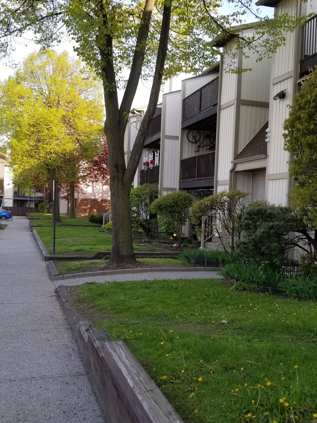 Sherobee Glen Apartments | 2075 Sherobee Rd, Mississauga, ON L5A 4C1, Canada | Phone: (905) 624-6905