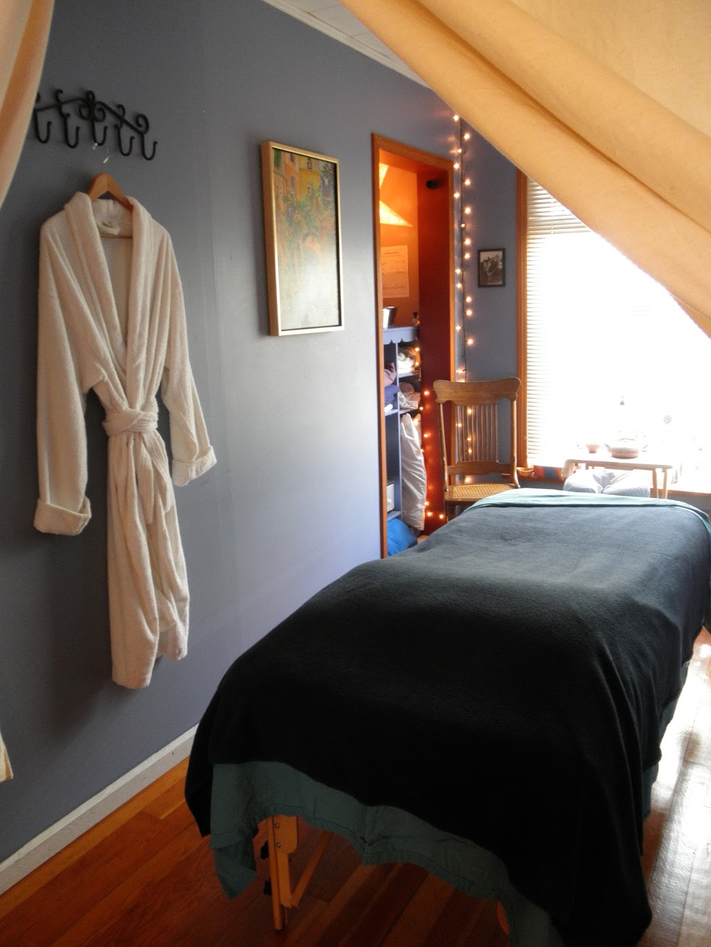 Blue Star Healing Studio | 1705 Fernwood Rd, Victoria, BC V8T 2Y3, Canada | Phone: (250) 388-7710