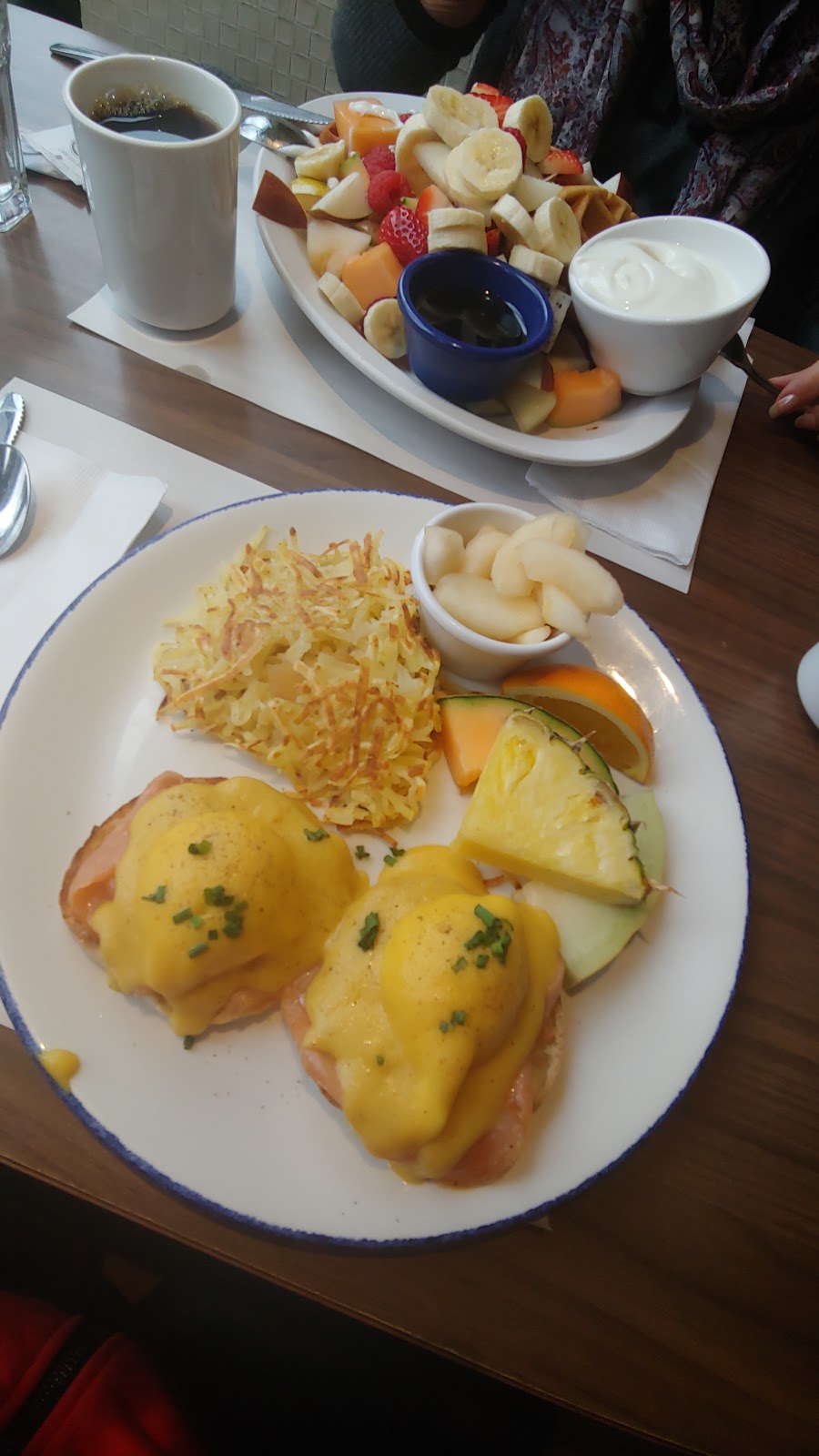 La Grand-Mère Poule | 2500 Rue Beaubien E, Montréal, QC H1Y 1G2, Canada | Phone: (514) 725-4419