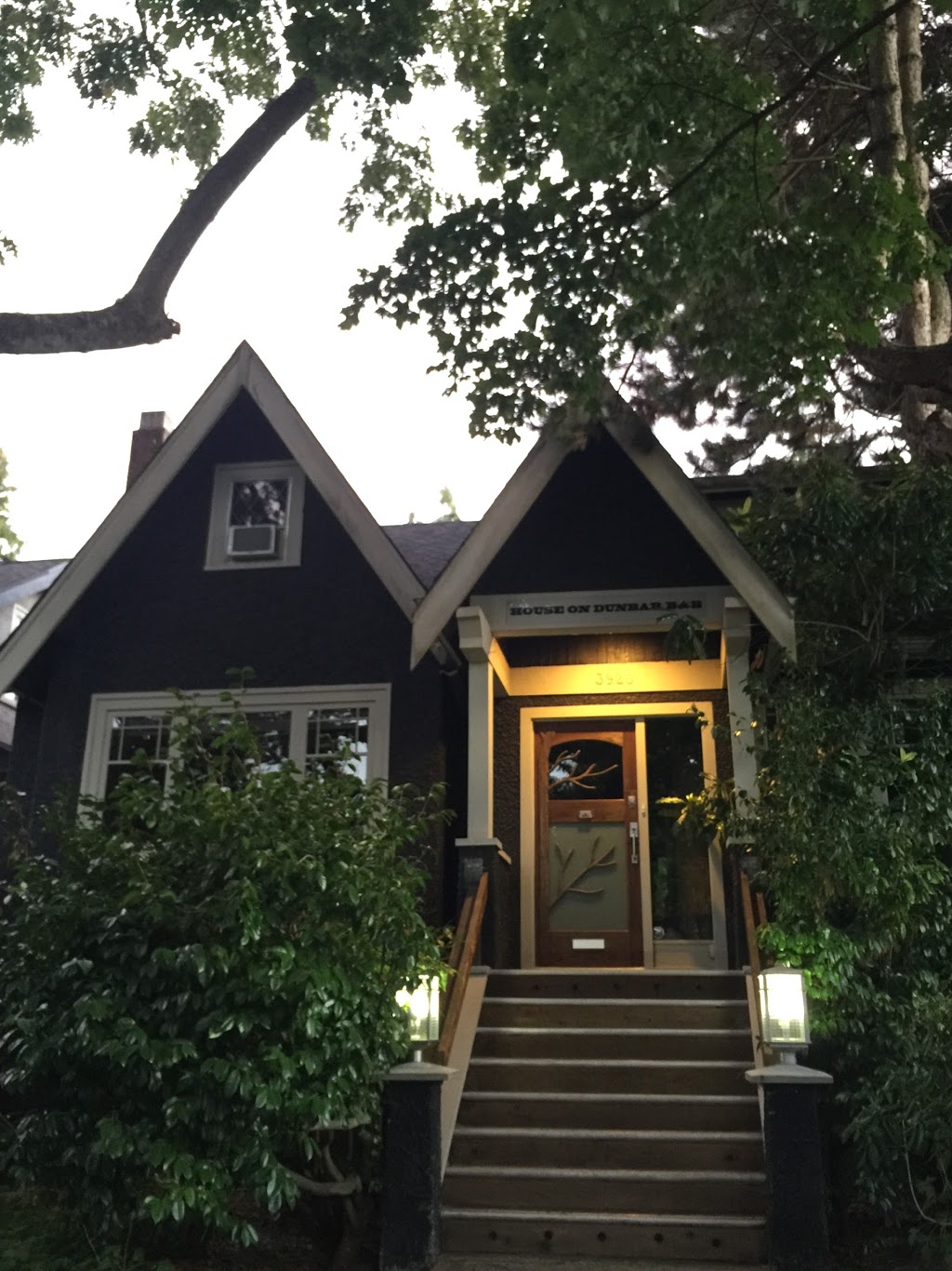 House On Dunbar B&B | 3926 W 20th Ave, Vancouver, BC V6S 1G4, Canada | Phone: (604) 224-6355
