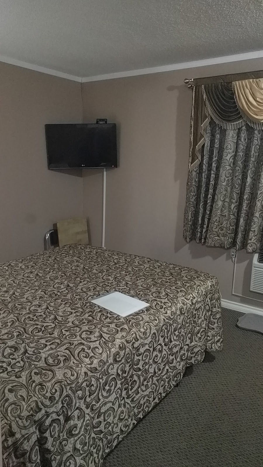 Lucien Motel | 134 Byron St N, Whitby, ON L1N 4M9, Canada | Phone: (905) 668-6870
