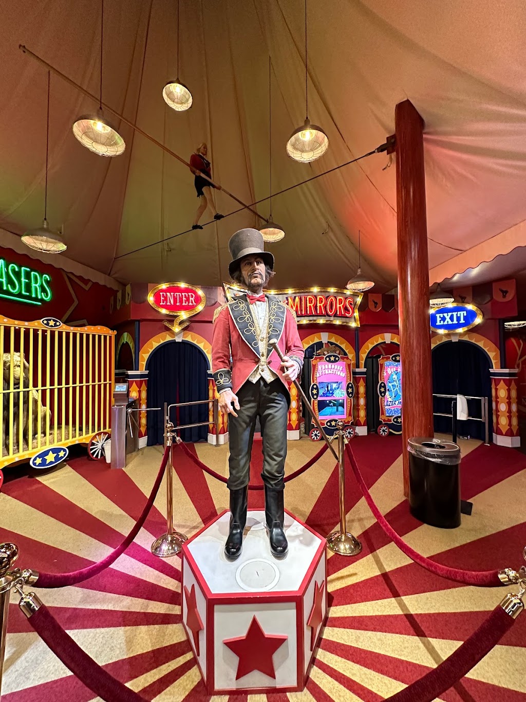 Big Top Amazing Mirror & Laser Maze 4943 Clifton Hill, Niagara Falls