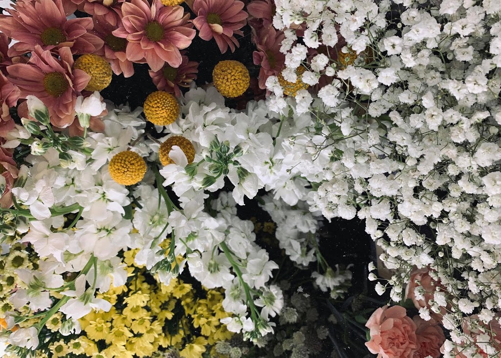 Fleuriste La Serre: Fleurs, Plantes et Déco | 845 Rte Marie-Victorin Local 8, Saint-Nicolas, QC G7A 3S8, Canada | Phone: (418) 951-4555