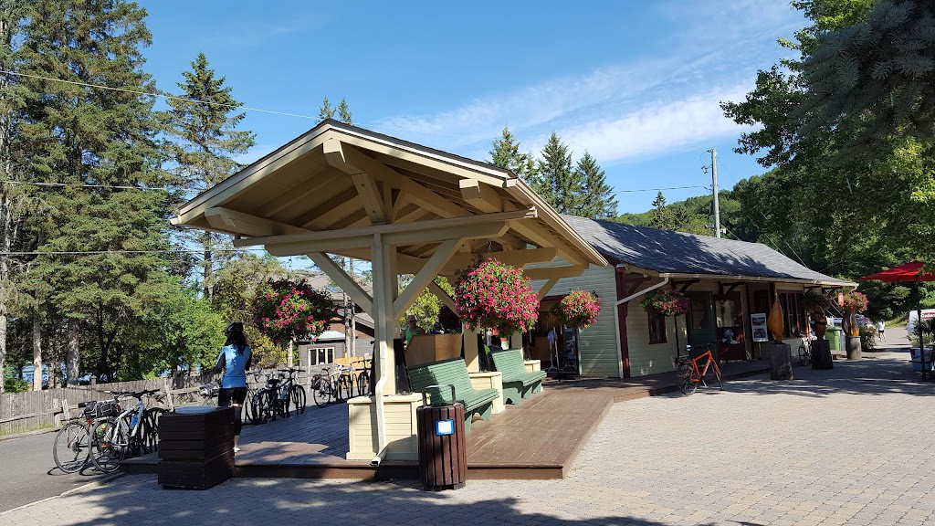 Place De La Gare | 1885 Chem. du Village, Mont-Tremblant, QC J8E 1K4, Canada | Phone: (819) 429-5529