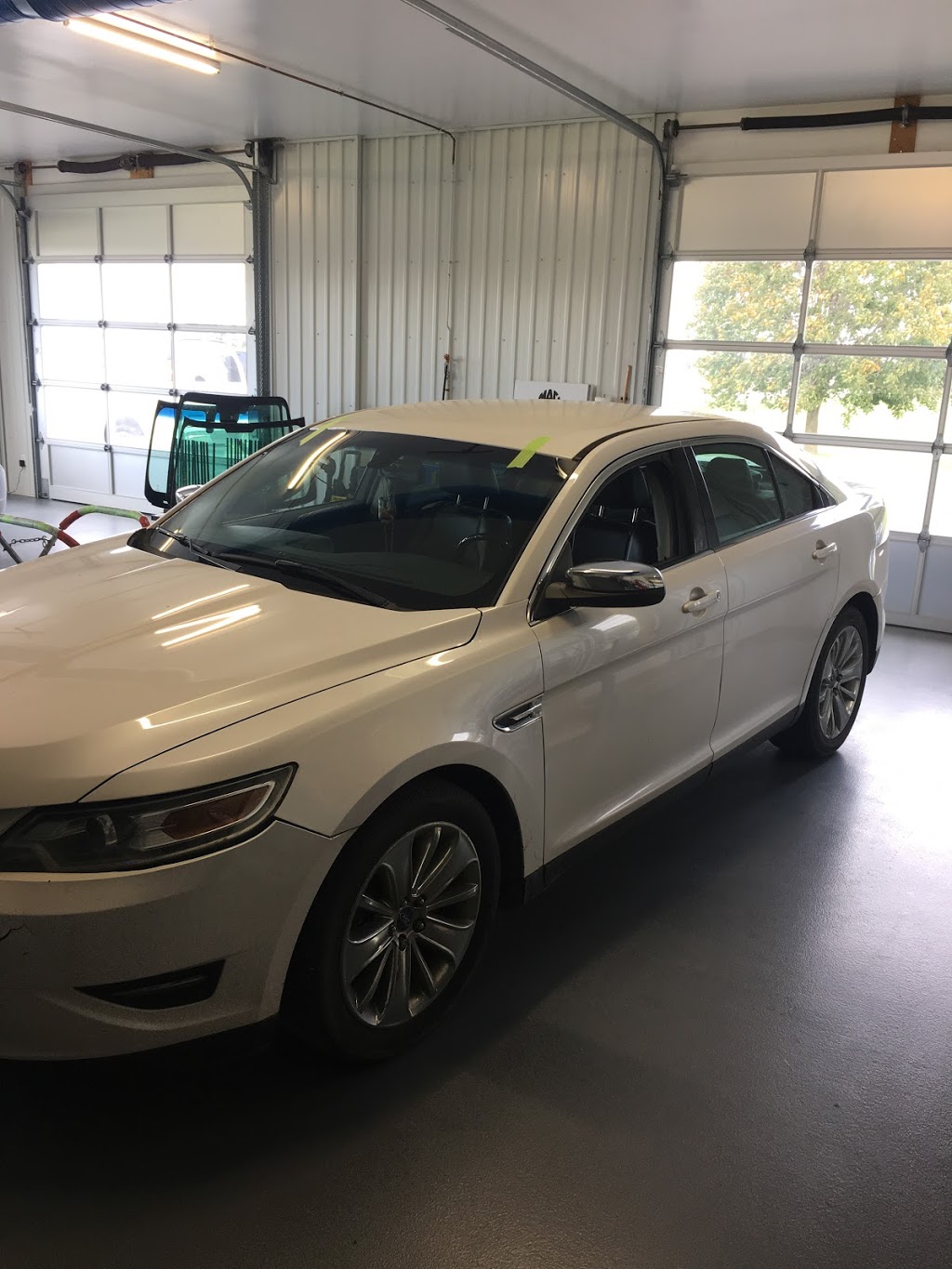 AKERS AUTO GLASS-LINDSAY | 664 Monarch Rd, Lindsay, ON K9V 4R8, Canada | Phone: (705) 324-9554