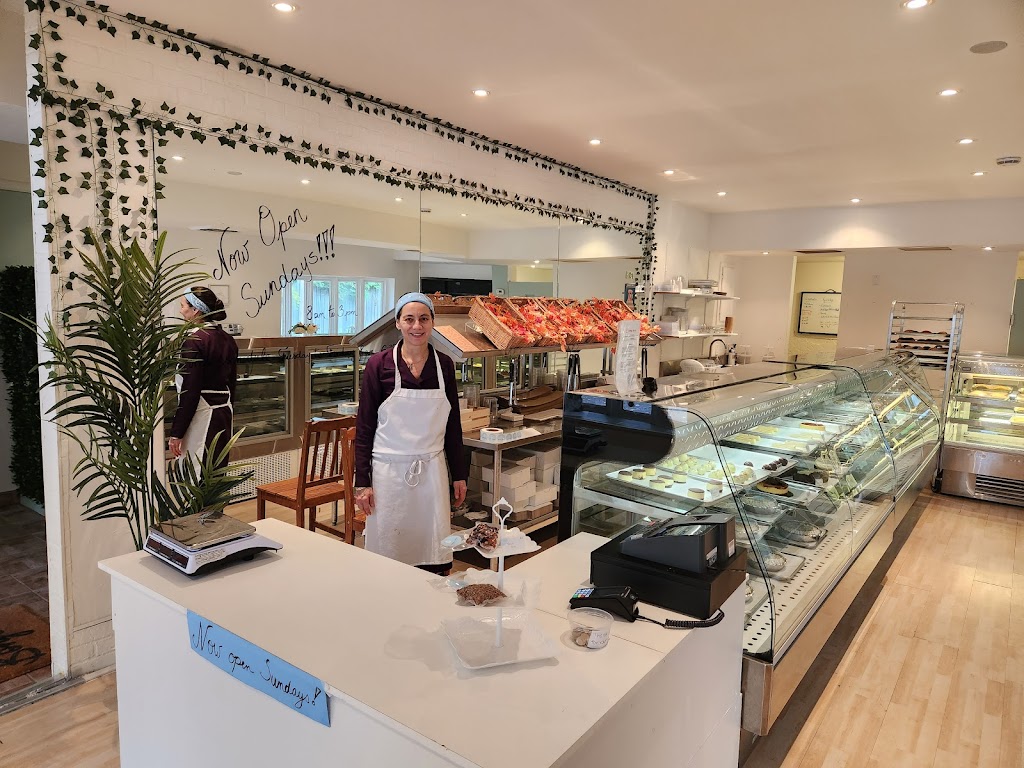 Sainte Marie Pâtisserie | 552-D Bd Beaconsfield, Beaconsfield, QC H9W 4E2, Canada | Phone: (514) 695-5698