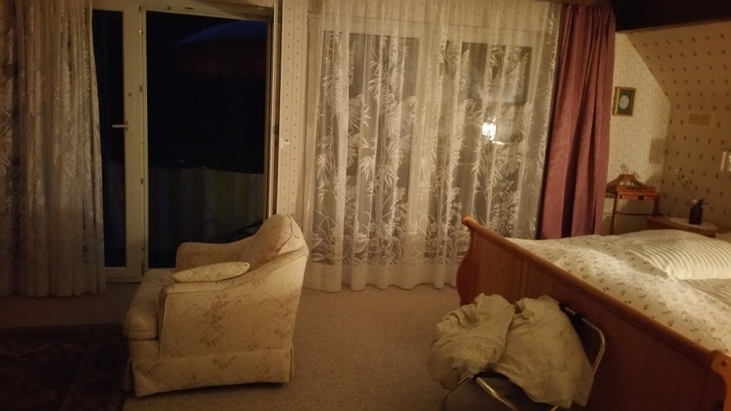 Chalet Rosemarie | 22 Island View Dr, Nobel, ON P0G 1G0, Canada | Phone: (705) 342-1105