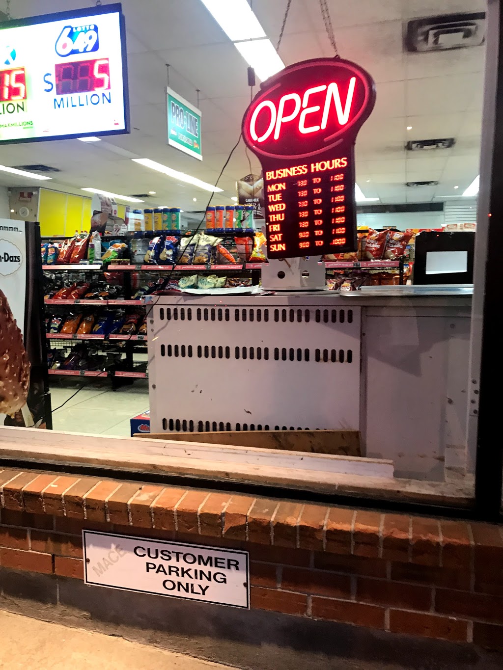 Mace Convenience | 876 Montreal Rd, Ottawa, ON K1K 4L3, Canada | Phone: (613) 749-6531