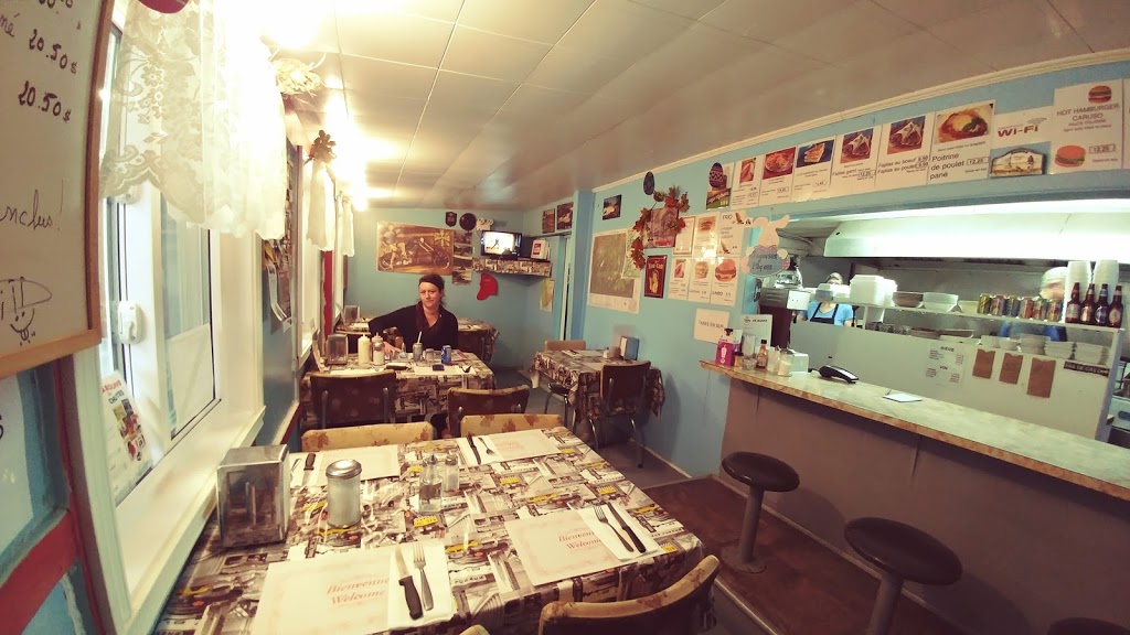 Casse-Croute-Bouffe Des Chutes | 142 Rue du Pont, Notre-Dame-de-Montauban, QC G0X 1W0, Canada | Phone: (418) 336-3261