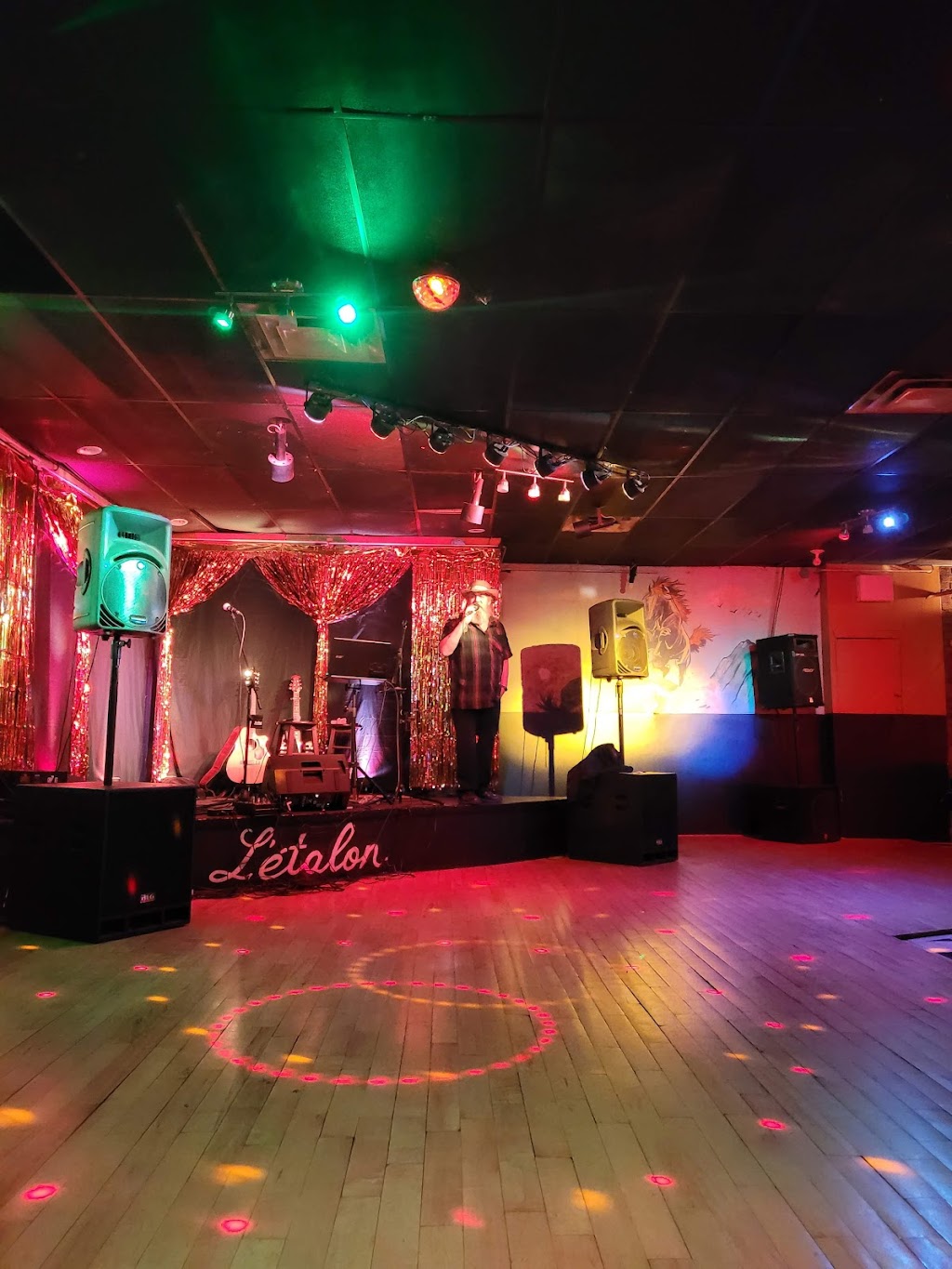 Bar LEtalon Fabreville - Bar rencontre | 3496 Bd Dagenais O, Laval, QC H7P 1V7, Canada | Phone: (450) 622-5805