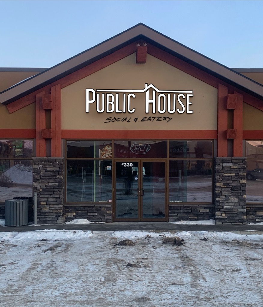 Public House Social & Eatery | 3715 47 Ave, Sylvan Lake, AB T4S 0C8, Canada | Phone: (403) 864-5694