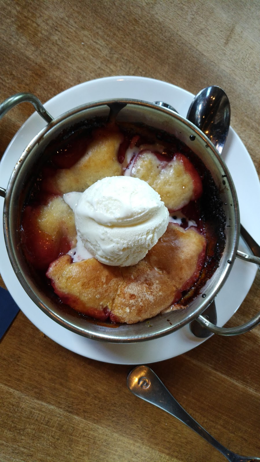 Earls Kitchen + Bar | 1215 St Marys Rd, Winnipeg, MB R2M 5L5, Canada | Phone: (204) 254-1600
