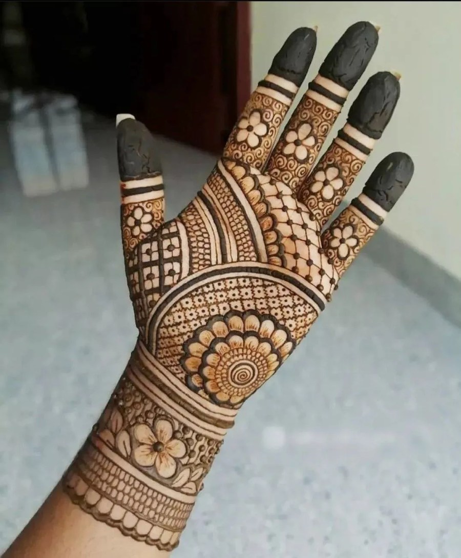 Mehndi artist | Chigwel Ct, Mississauga, ON L4T 1N3, Canada | Phone: (647) 472-3768