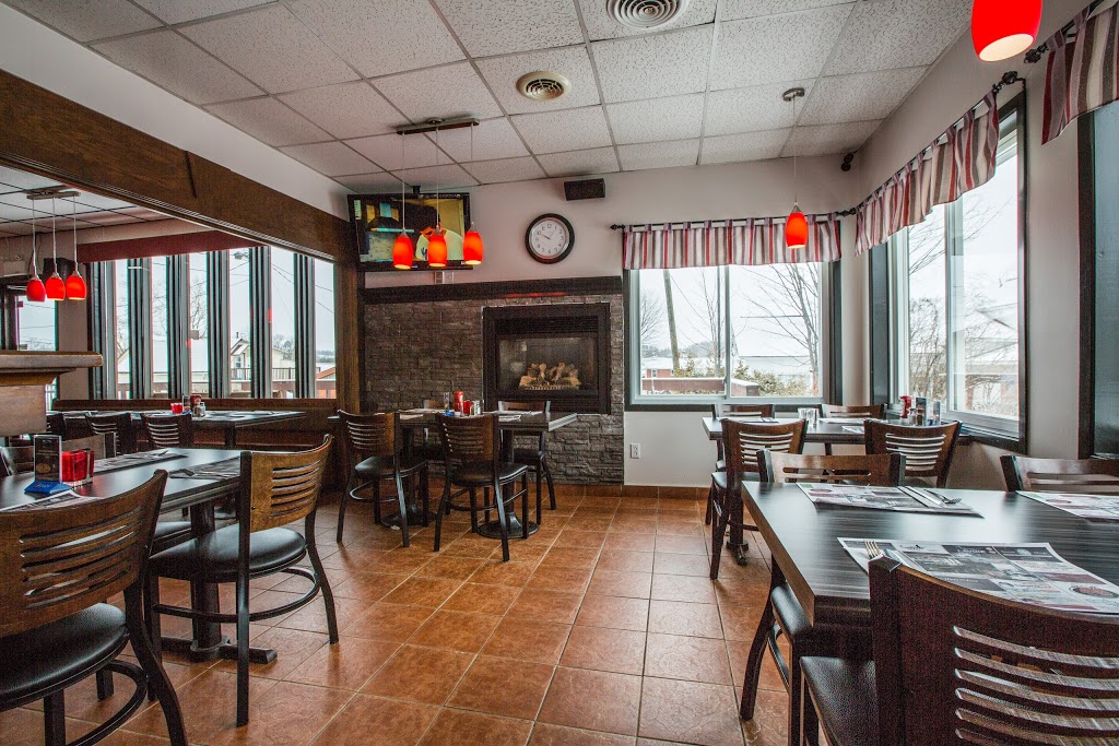 Restaurant La Place | 20 St Jacques S, Coaticook, QC J1A 2N7, Canada | Phone: (819) 849-6123