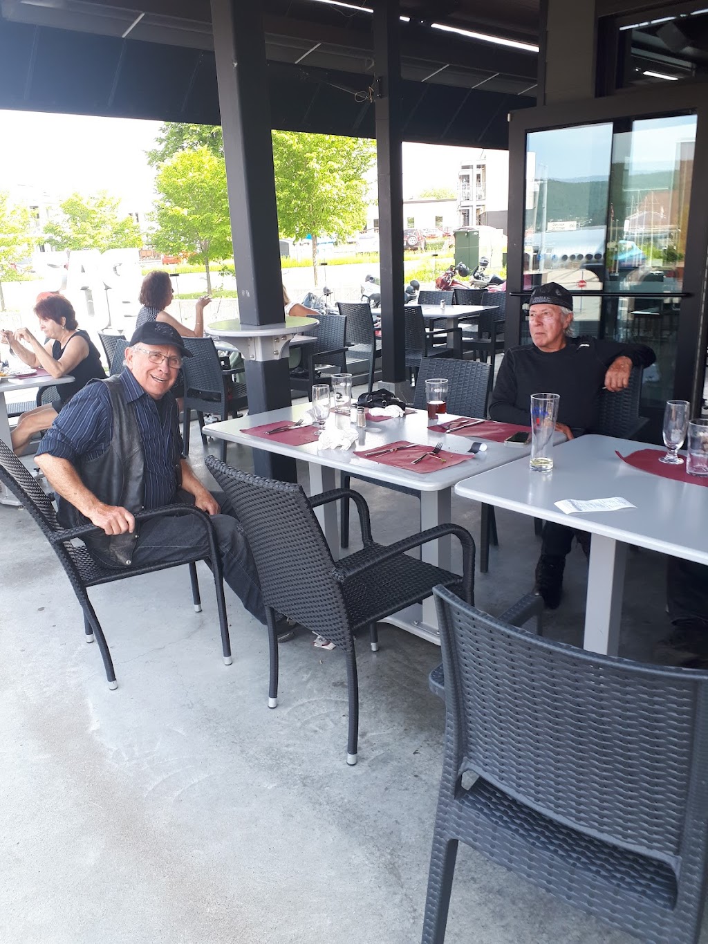 Au Pavillon Noir | 780 Rue des Croisières, La Baie, QC G7B 0K2, Canada | Phone: (418) 306-2666