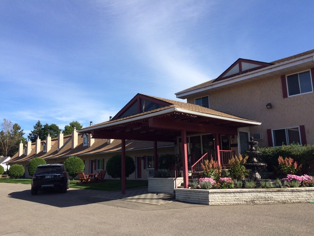 Motel des Pentes et Suites | 12 Av. Lanning, Saint-Sauveur, QC J0R 1R6, Canada | Phone: (450) 227-5351