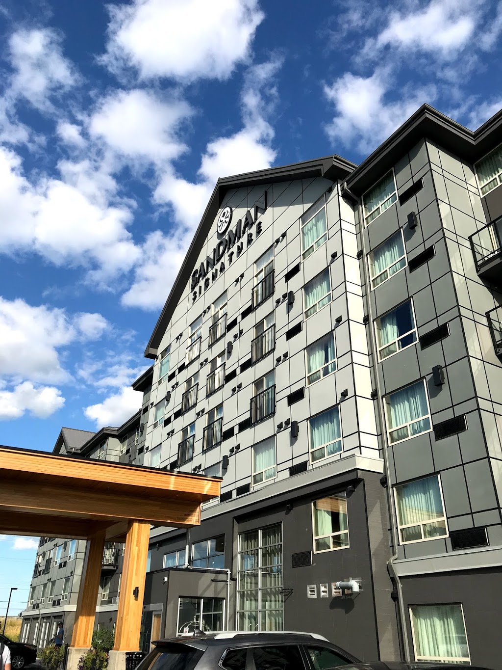 Sandman Signature Ottawa Airport Hotel | 250 W Hunt Club Rd, Ottawa, ON K1N 1H7, Canada | Phone: (613) 216-7263