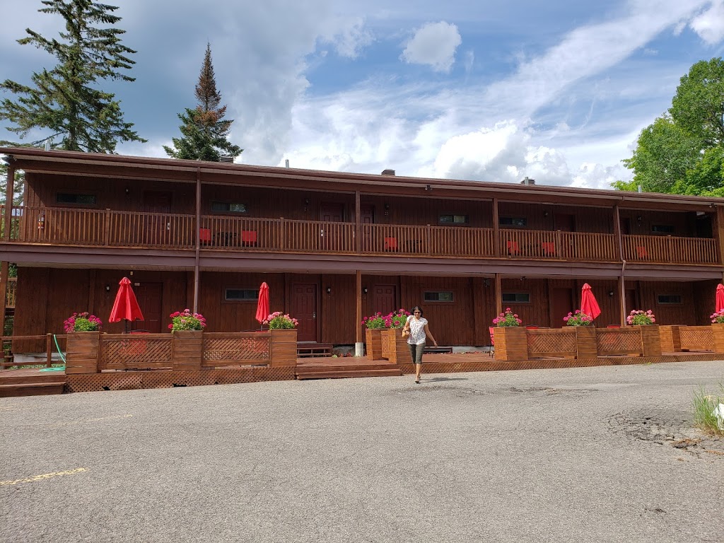 Hotel Restaurant le Petit Lac | 2010 Chemin Pierre Péladeau, Sainte-Adèle, QC J8B 1Z5, Canada | Phone: (450) 745-4545