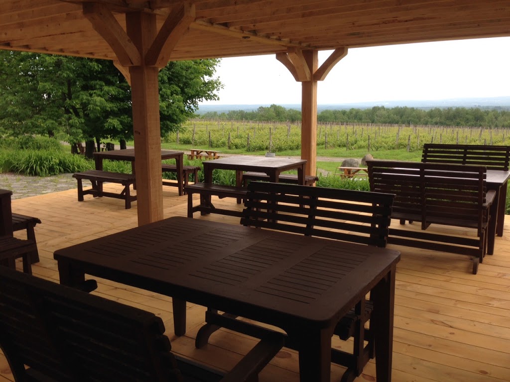 Domaine Les Brome / Léon Courville, winemaker | 285 Chemin Brome, Fulford, QC J0E 1S0, Canada | Phone: (450) 243-0266