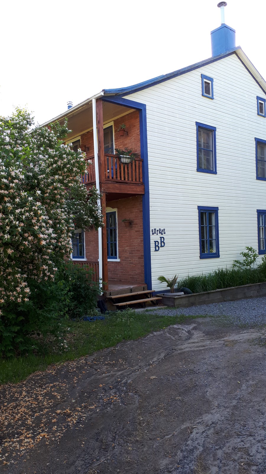 Gîte au Toit Bleu | 2461 Chemin Royal, Sainte-Famille, QC G0A 3P0, Canada | Phone: (418) 829-1078