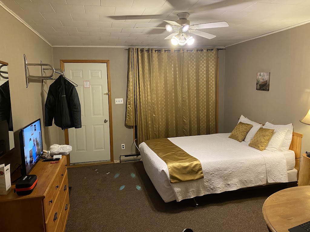 The Spirit Rock Outpost & Lodge | 877 Berford St #6, Wiarton, ON N0H 2T0, Canada | Phone: (519) 534-5168