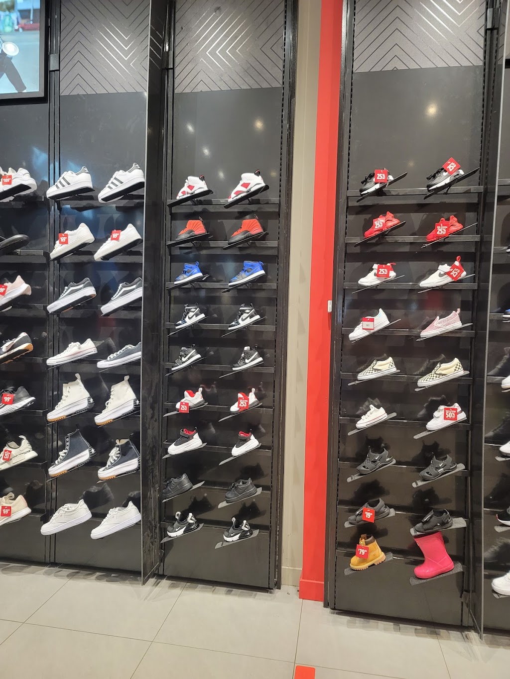 Foot Locker | 6631 Island Hwy N Unit 36, Nanaimo, BC V9T 4T7, Canada | Phone: (250) 390-3552