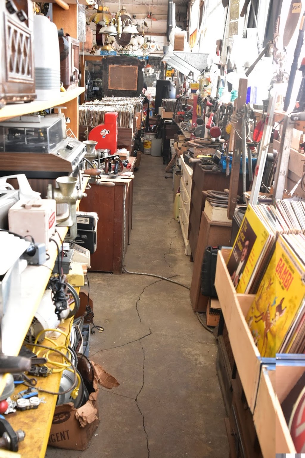 Marché aux puces | 4657 Rue Dollard, Lac-Mégantic, QC G6B 1V3, Canada | Phone: (819) 583-0615