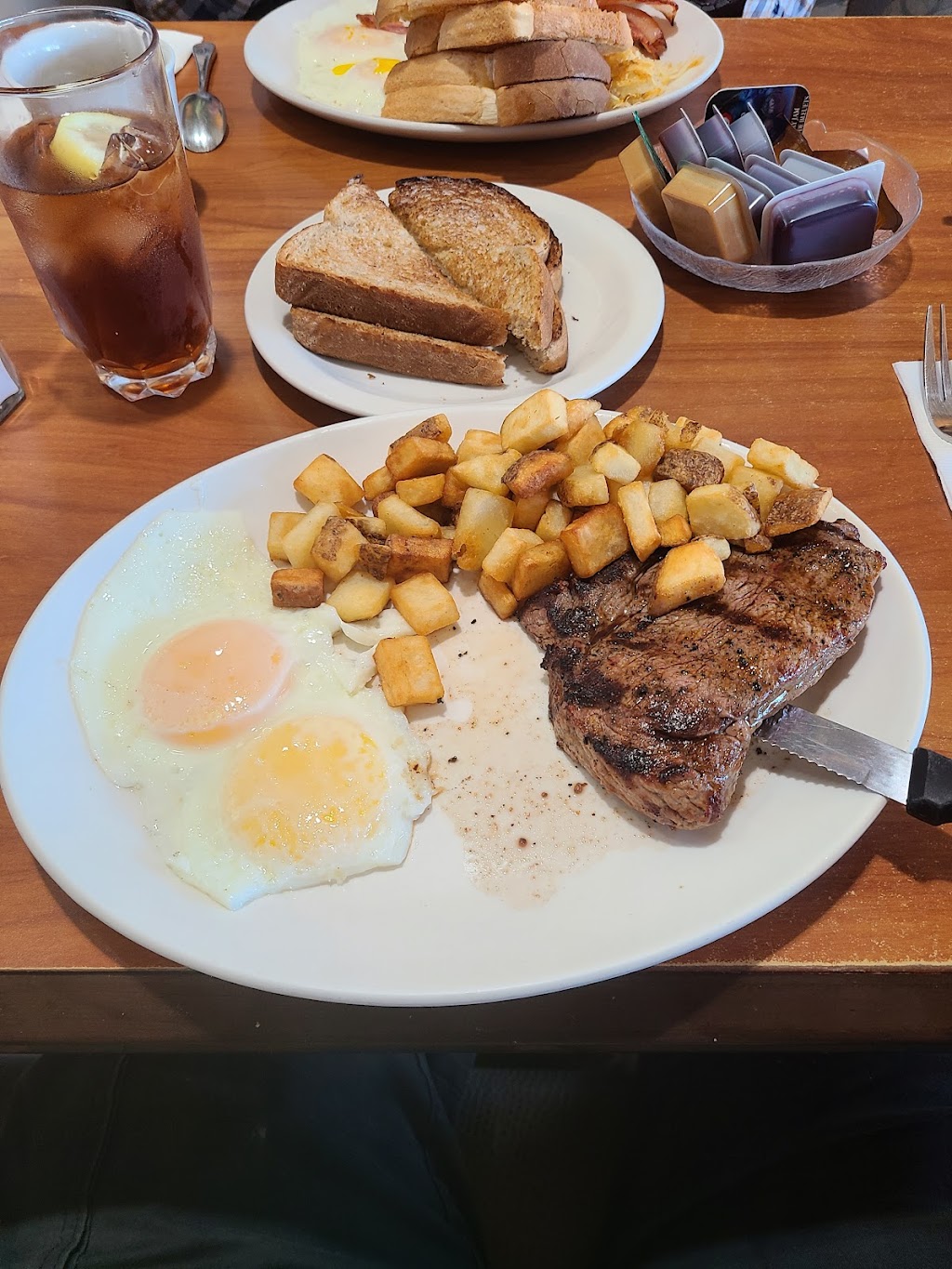 Phils Restaurants | 2312 16 Ave NW, Calgary, AB T2M 0M5, Canada | Phone: (403) 284-9696