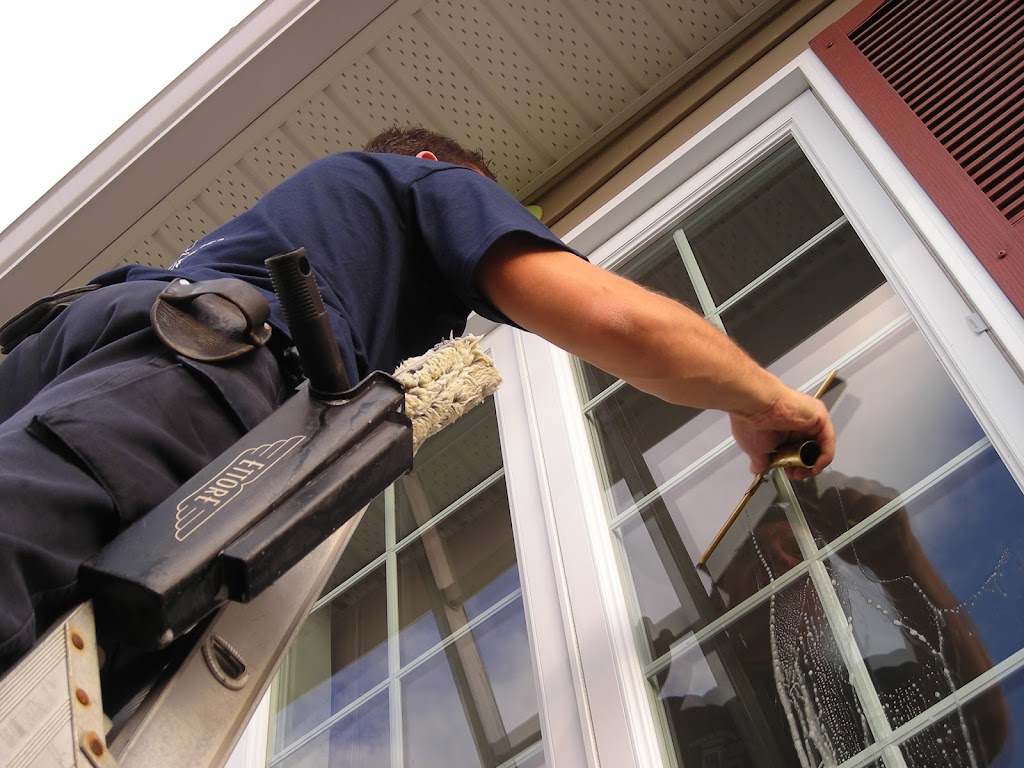 Laveurs De Vitres Saguenay 1603 Rue Laurier Simard, La Baie, QC G7B