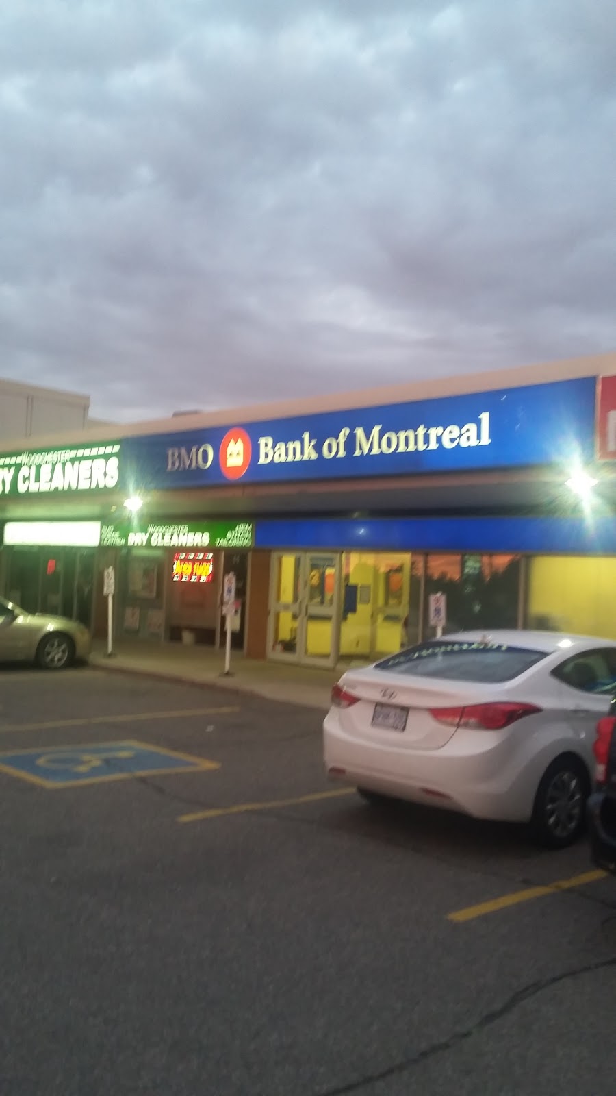 BMO Bank of Montreal | 2458 Dundas St W, Mississauga, ON L5K 1R8, Canada | Phone: (905) 822-8620