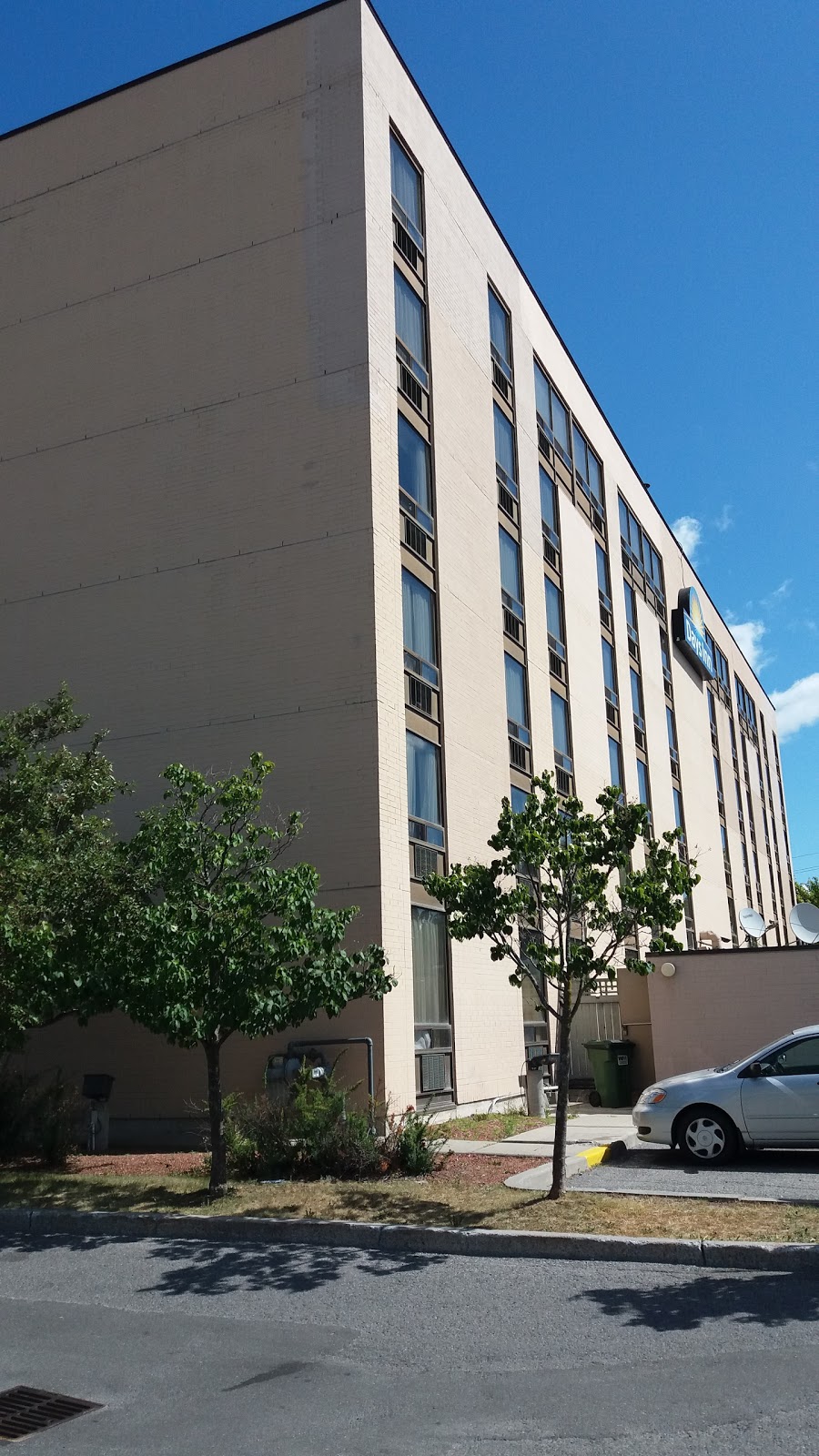 Days Inn by Wyndham Ottawa West | 350 Moodie Dr, Nepean, ON K2H 8G3, Canada | Phone: (613) 726-1717