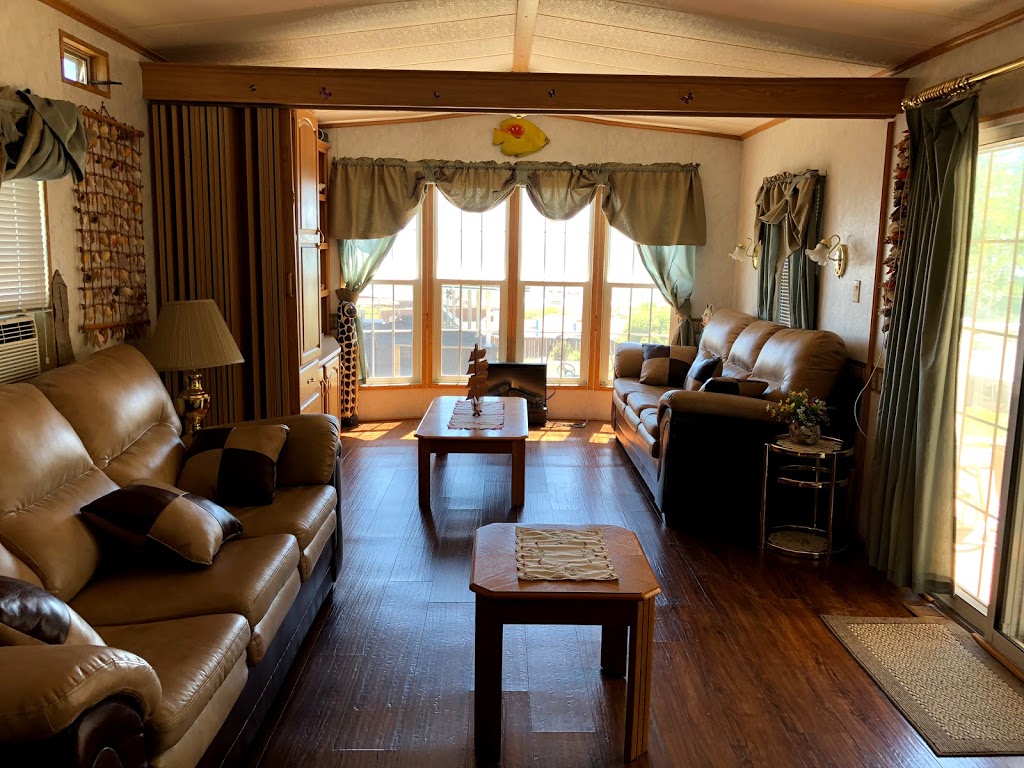 Deluxe Lakeview cottages Sherkston Shores Resort 490 Empire Rd