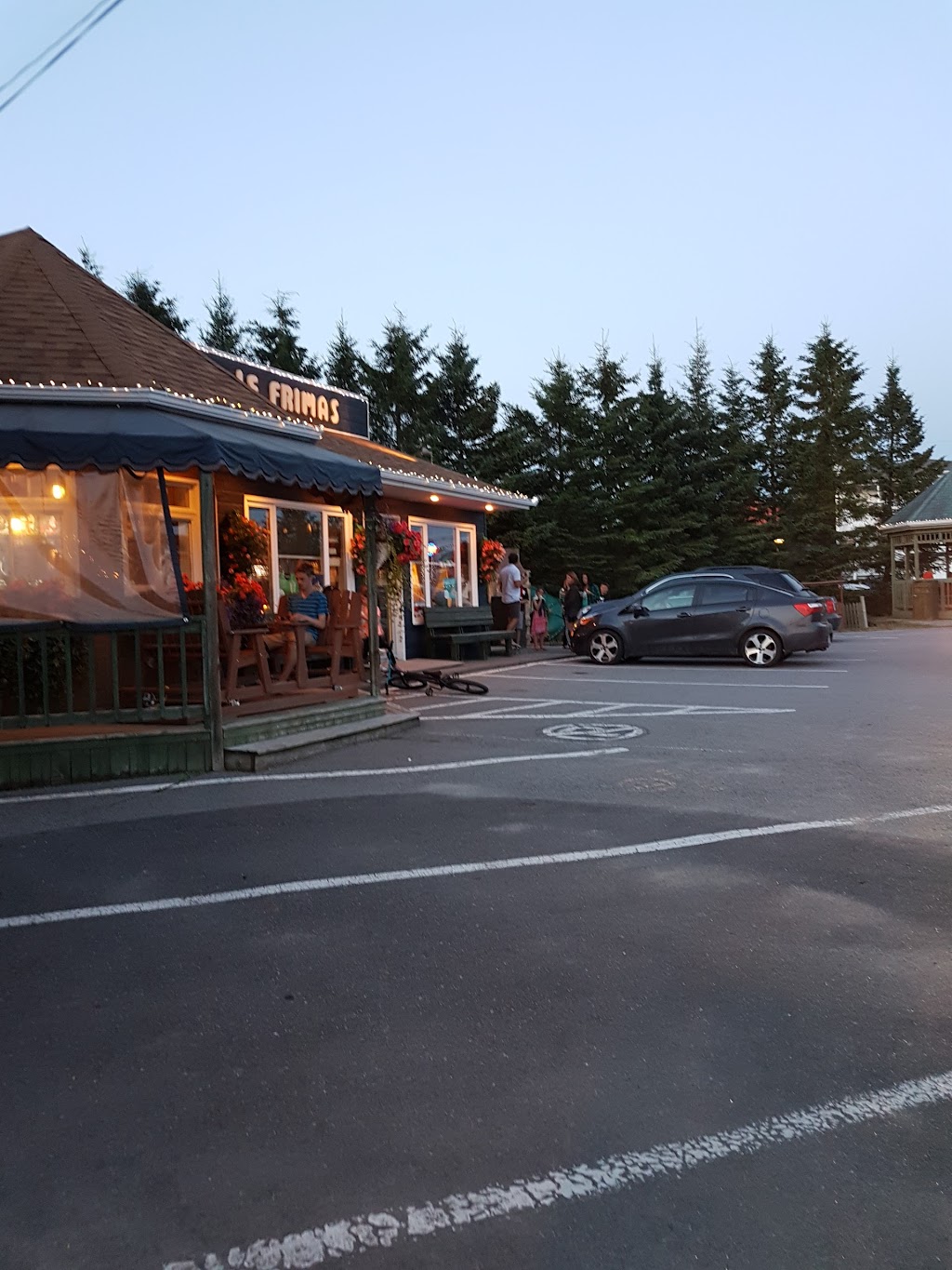 Bar Laitier Le Frimas | 110 Rue de la Plage, Saint-Gédéon, QC G0W 2P0, Canada | Phone: (418) 345-8328