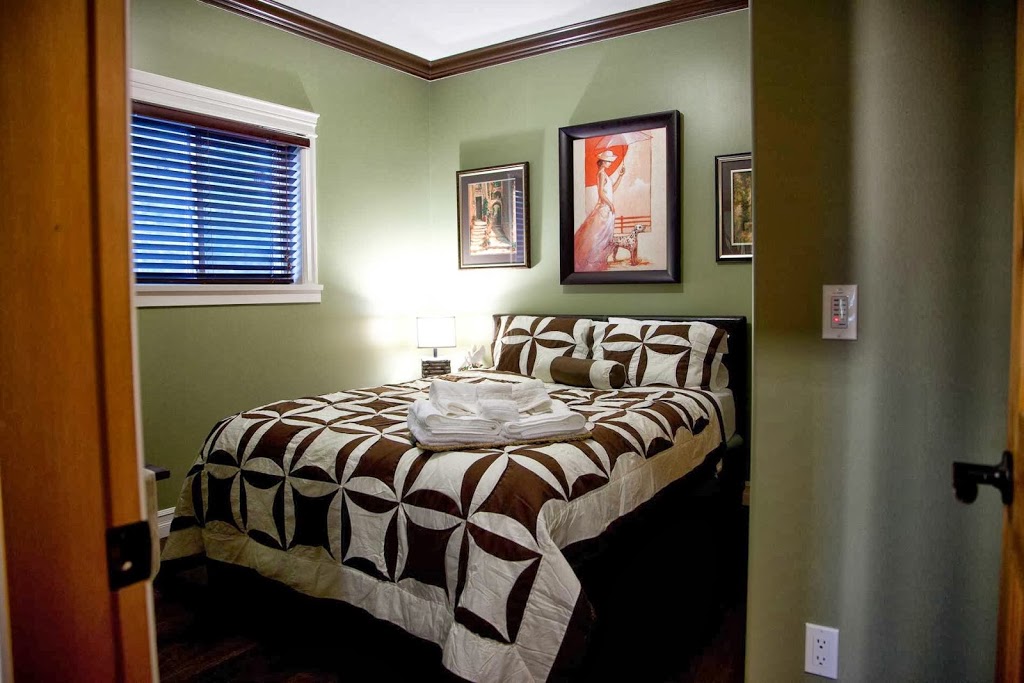Sunshine coast waterfront vacation rental | 7477 Sechelt Inlet Rd, Sechelt, BC V0N 3A4, Canada | Phone: (604) 793-5121