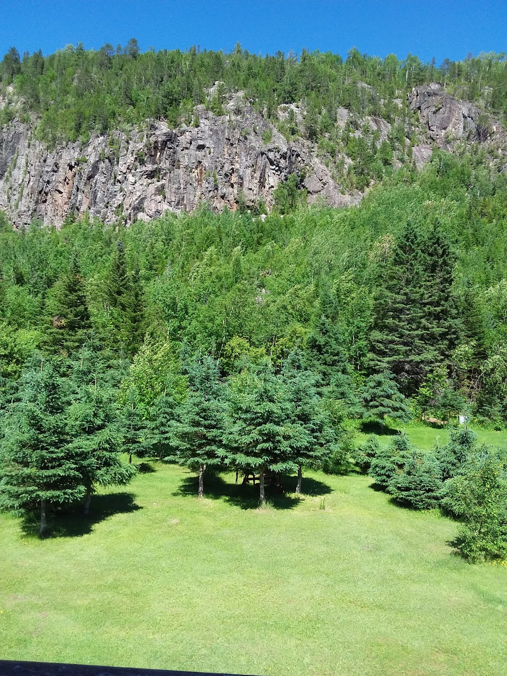 Auberge Les Deux Pignons | 115 Rue Dumas, Petit-Saguenay, QC G0V 1N0, Canada | Phone: (418) 272-3091