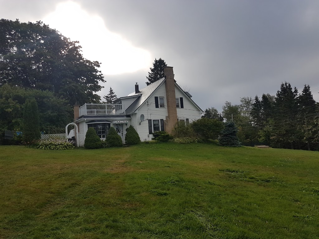 Halifax Backpackers Beach House | 8555 St Margarets Bay Rd, Black Point, NS B0J 1B0, Canada