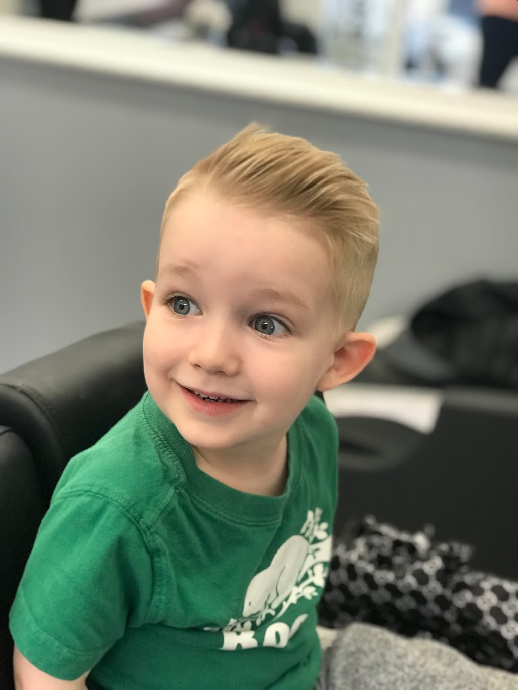 Mr.Classy Barber Shop | 327 Dundas St E, Waterdown, ON L0R 2H0, Canada | Phone: (647) 606-2010
