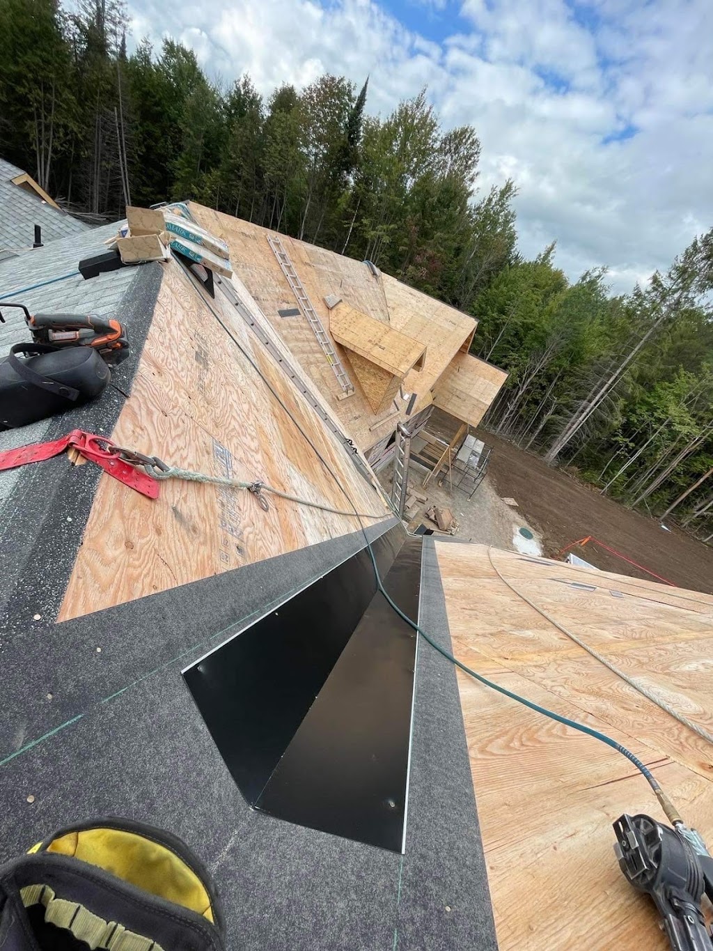 Canadian Style Roofing | 257 Dodson Rd, Barrie, ON L4N 4T6, Canada | Phone: (437) 533-4627