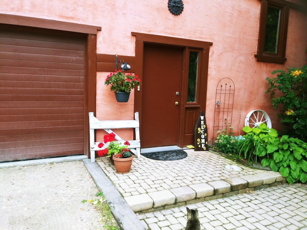 The Rustling Oak Guesthouse | 38150 Road 36N, La Broquerie, MB R0A 0W1, Canada | Phone: (204) 905-0057