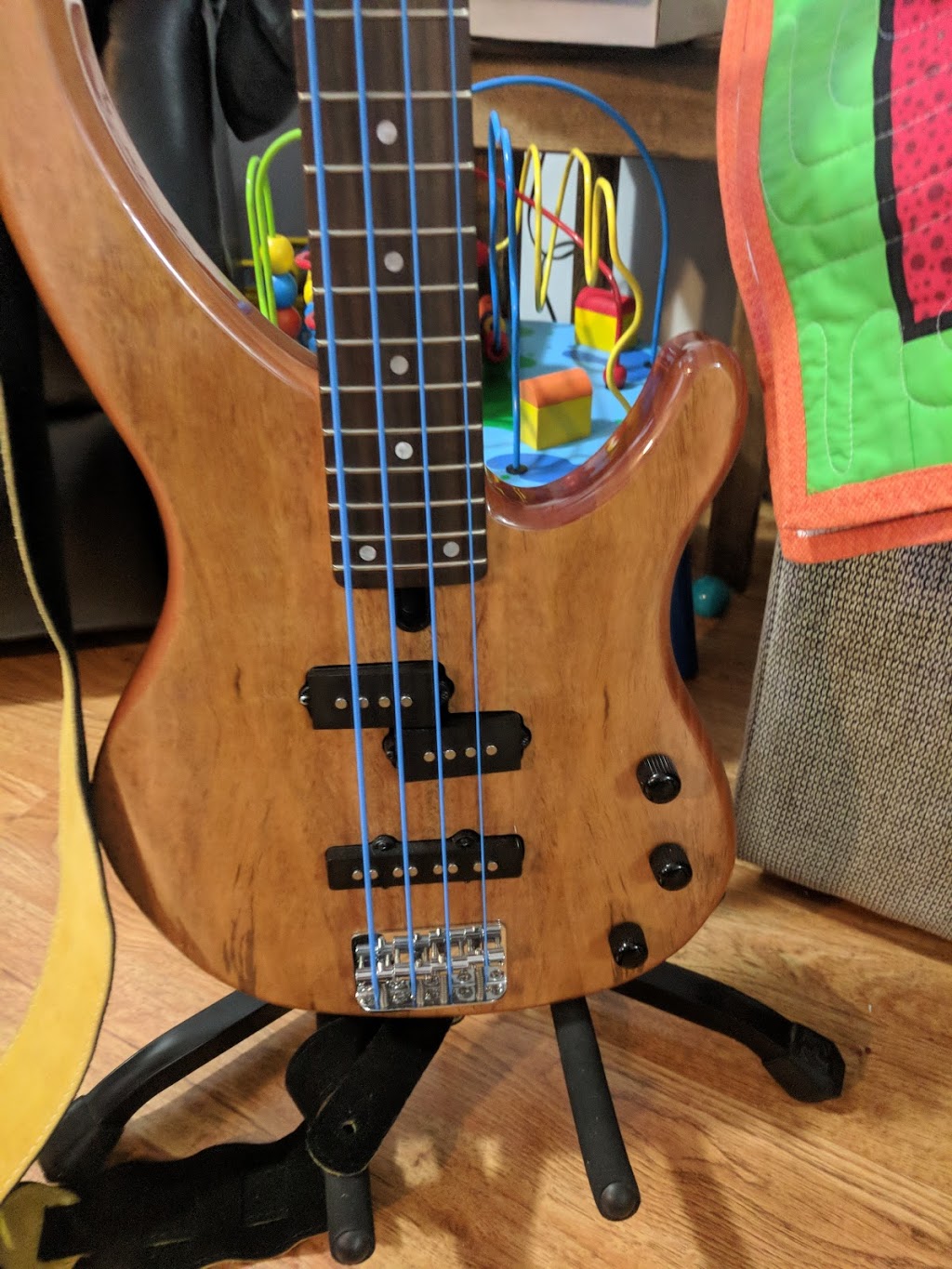 The Guitar World Oakville | 380 Dundas St E, Oakville, ON L6H 6Z9, Canada | Phone: (905) 257-3110