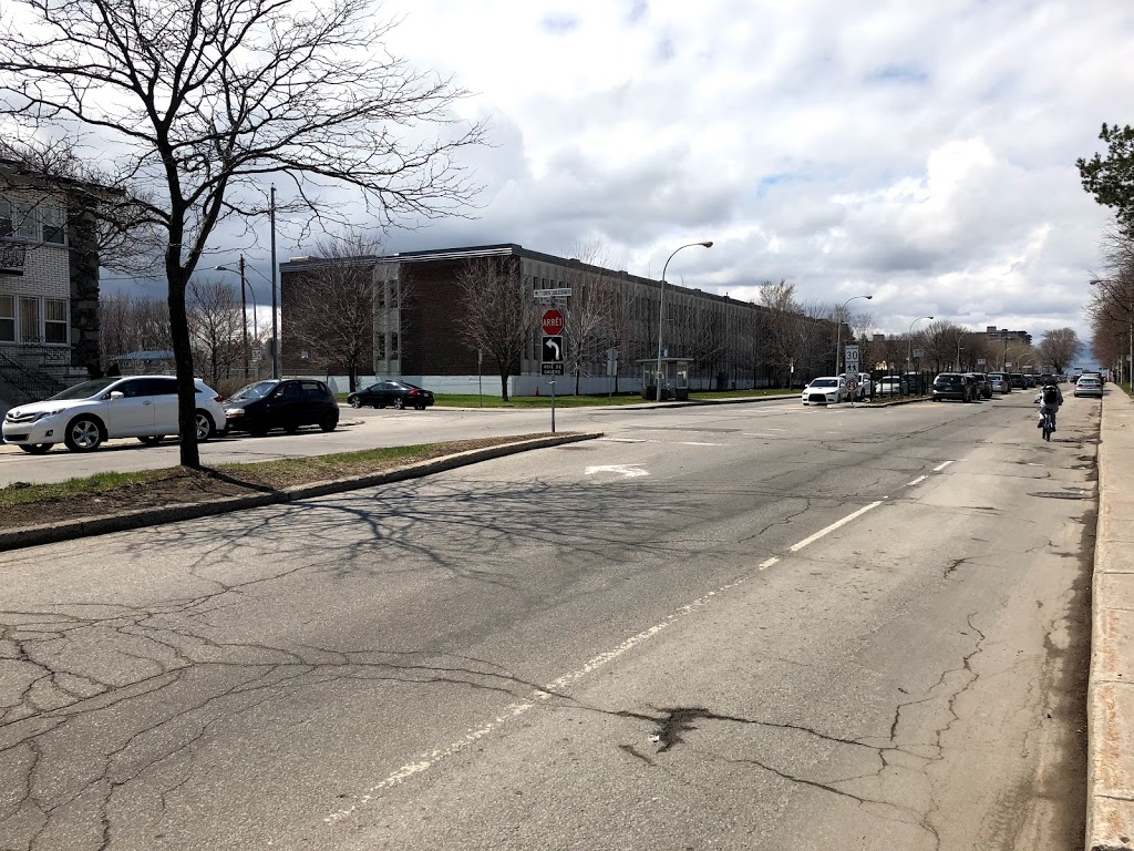 Des Roseraies School | 6440 Boulevard des Galeries dAnjou, Anjou, QC H1M 1W2, Canada | Phone: (514) 353-3130