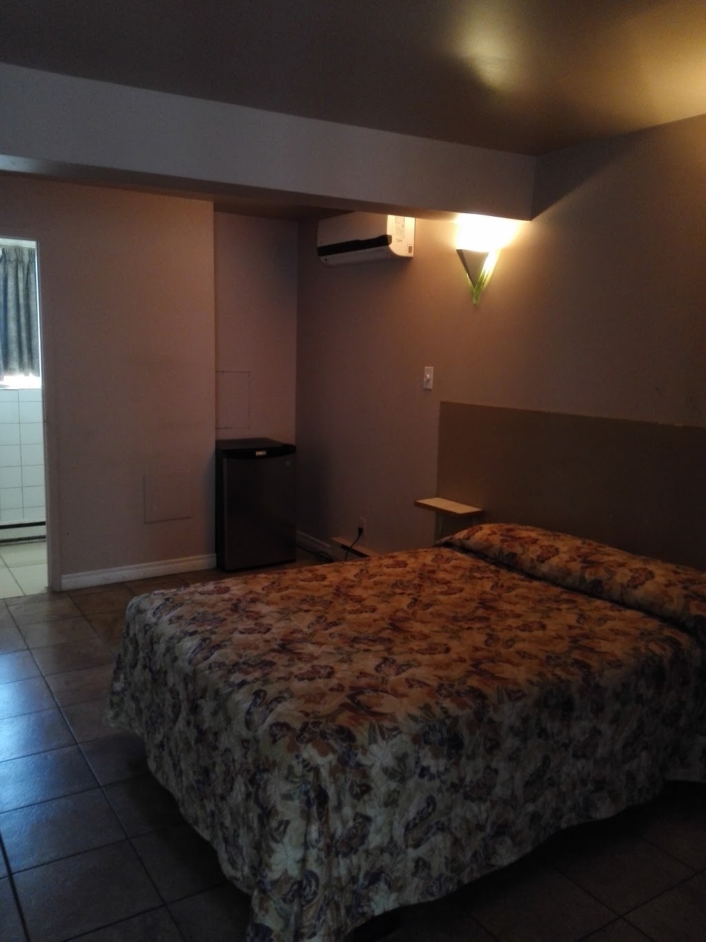 Motel Bourassa | 6325 Boul Henri-Bourassa E, Montréal-Nord, QC H1G 2V4, Canada | Phone: (514) 321-6813