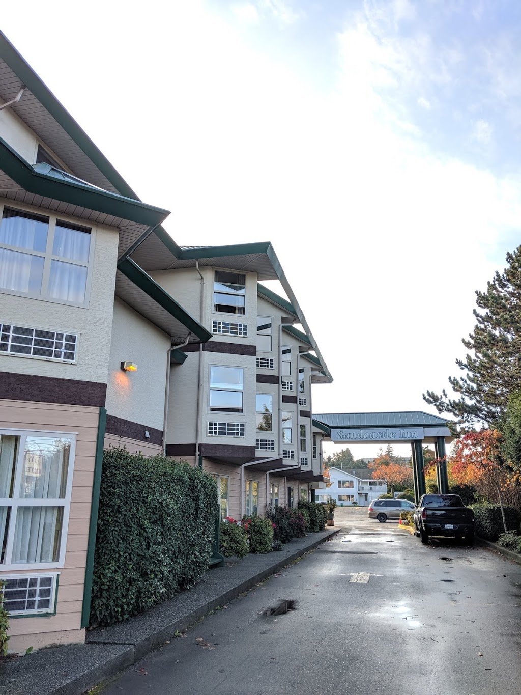 Sandcastle Inn | 374 W Island Hwy W, Parksville, BC V9P 1K8, Canada | Phone: (250) 248-2334